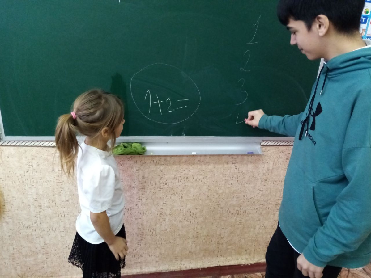Постер к социальной практике: Помоги тем, кто нуждается в твоей помощи.