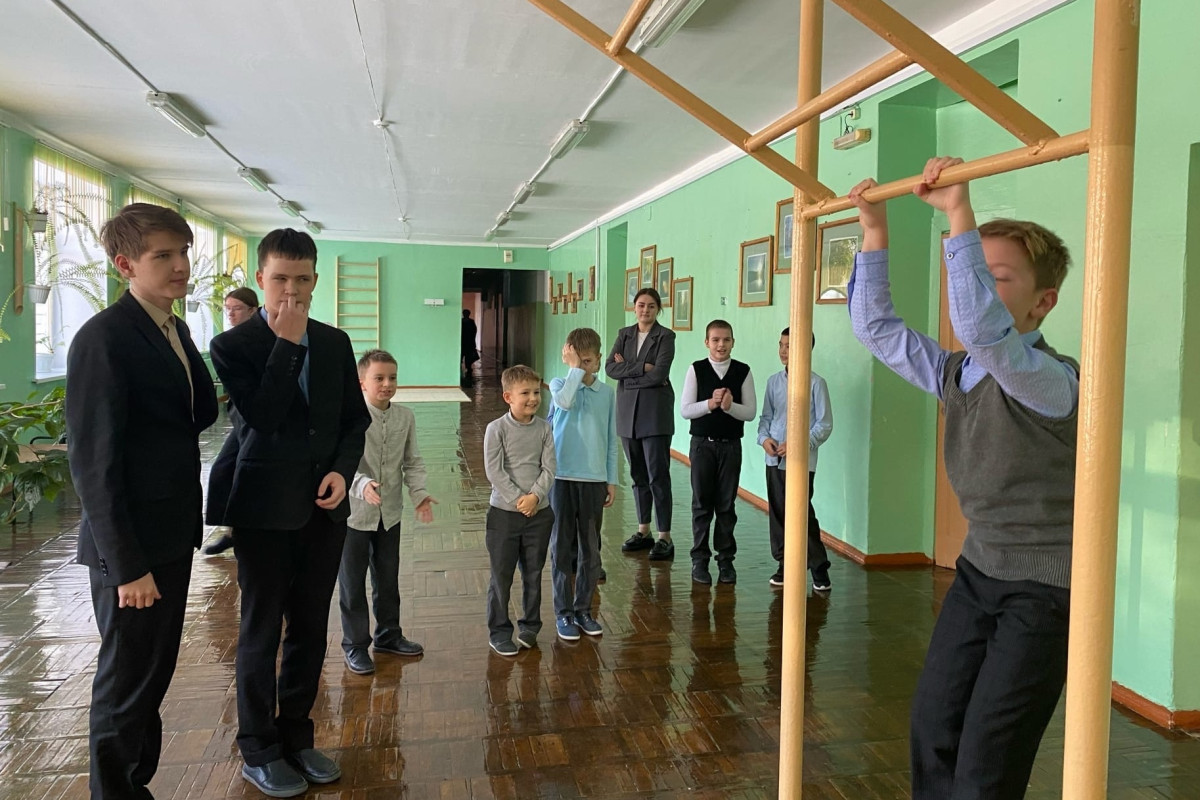 Постер к социальной практике: Помогаем младшим