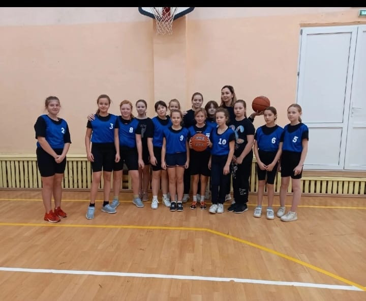 Постер к социальной практике: Спорт совершенствует физические качества и проверяет моральные.