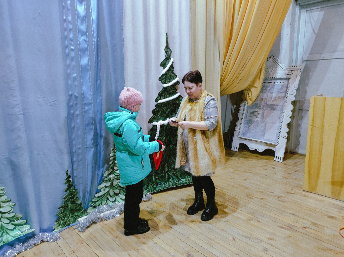 Постер к социальной практике: Подарили открытки с предсказаниями.