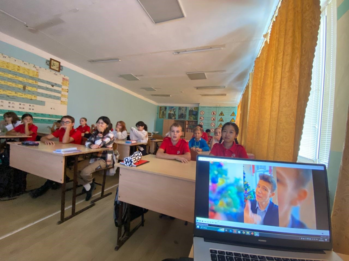 Постер к социальной практике: Не бросаем слов на ветер. Лучше дело, чем слово. Единение слов и действий.