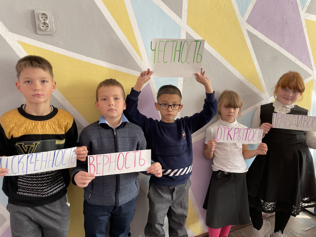 Постер к социальной практике: Ближе всего к великому стоит честность.