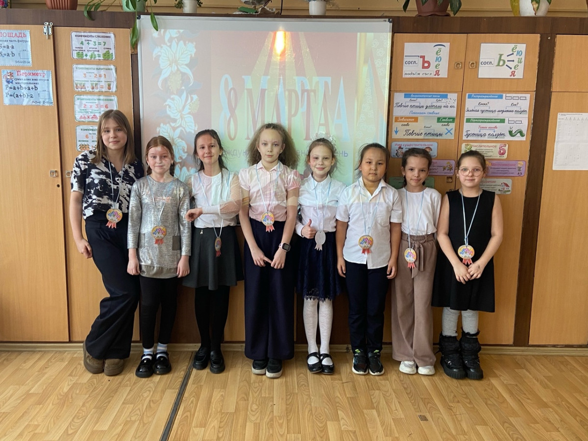 Постер к социальной практике: 8 марта. С праздником, дорогие девочки