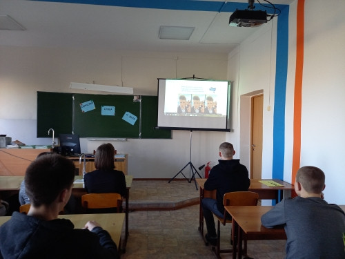 Постер к социальной практике: Опрос в классе и за его пределами