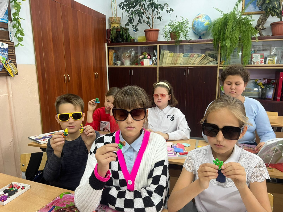 Постер к социальной практике: социально-бытовая практика "Взгляд из -под очков"