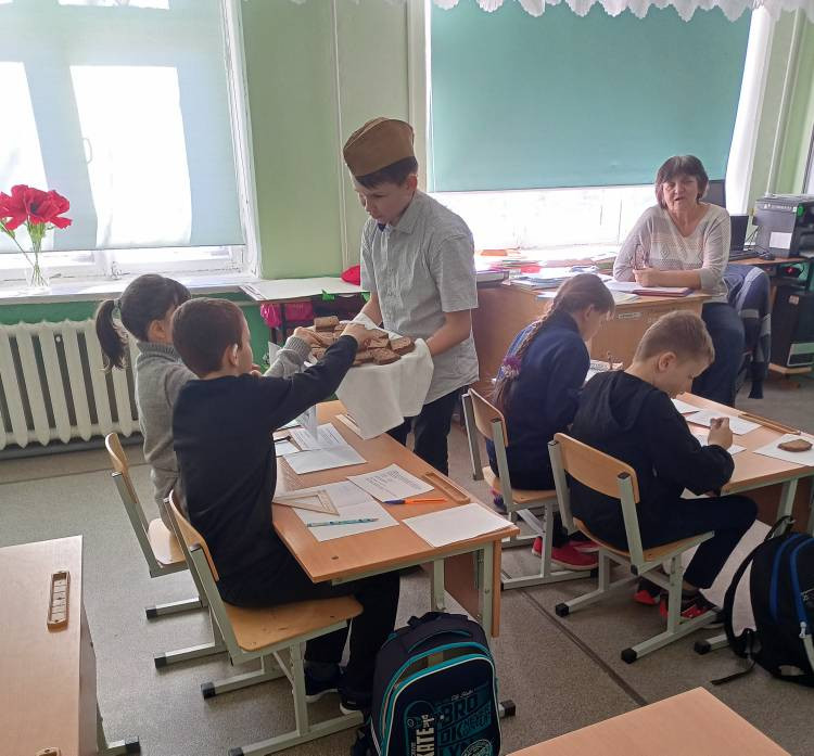 Постер к социальной практике: Любовь живет в добрых, отзывчивых, любящих сердцах