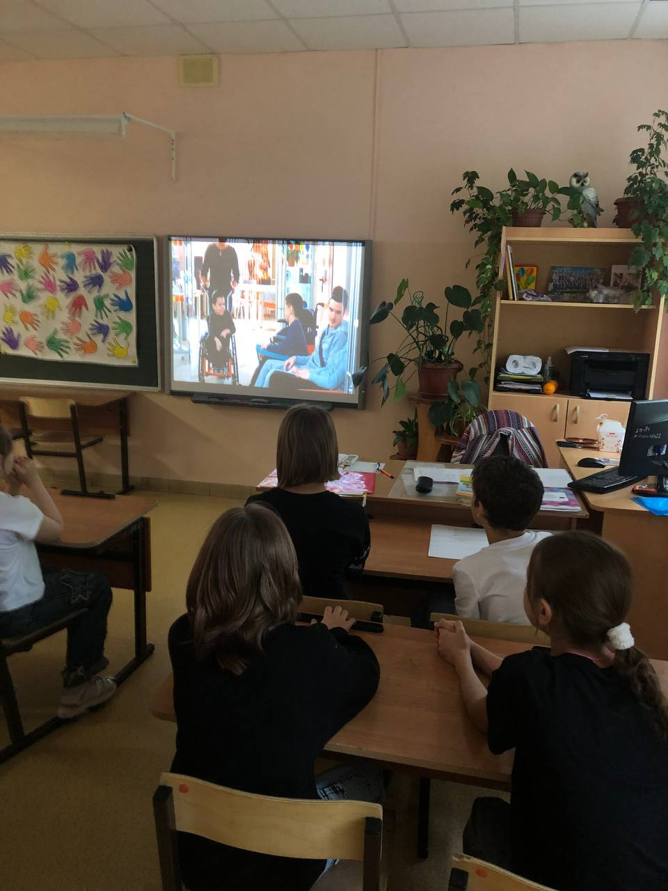 Постер к социальной практике: «Везде, где есть человек, есть возможность для доброты» (Сенека).