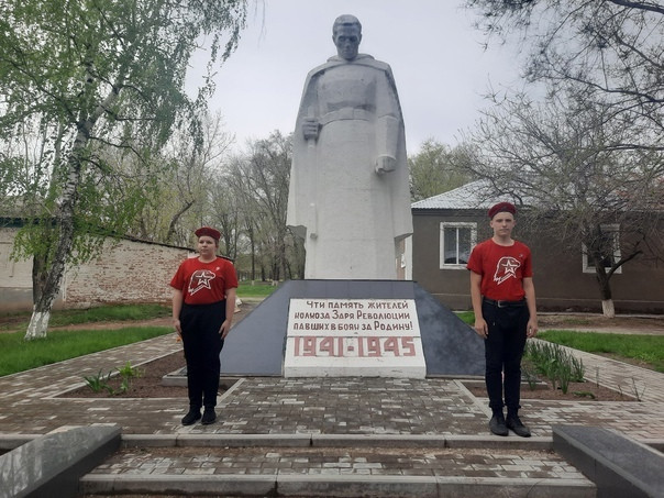 Постер к социальной практике: Малый пост памяти у памятника погибшим односельчанам в х. Николовка