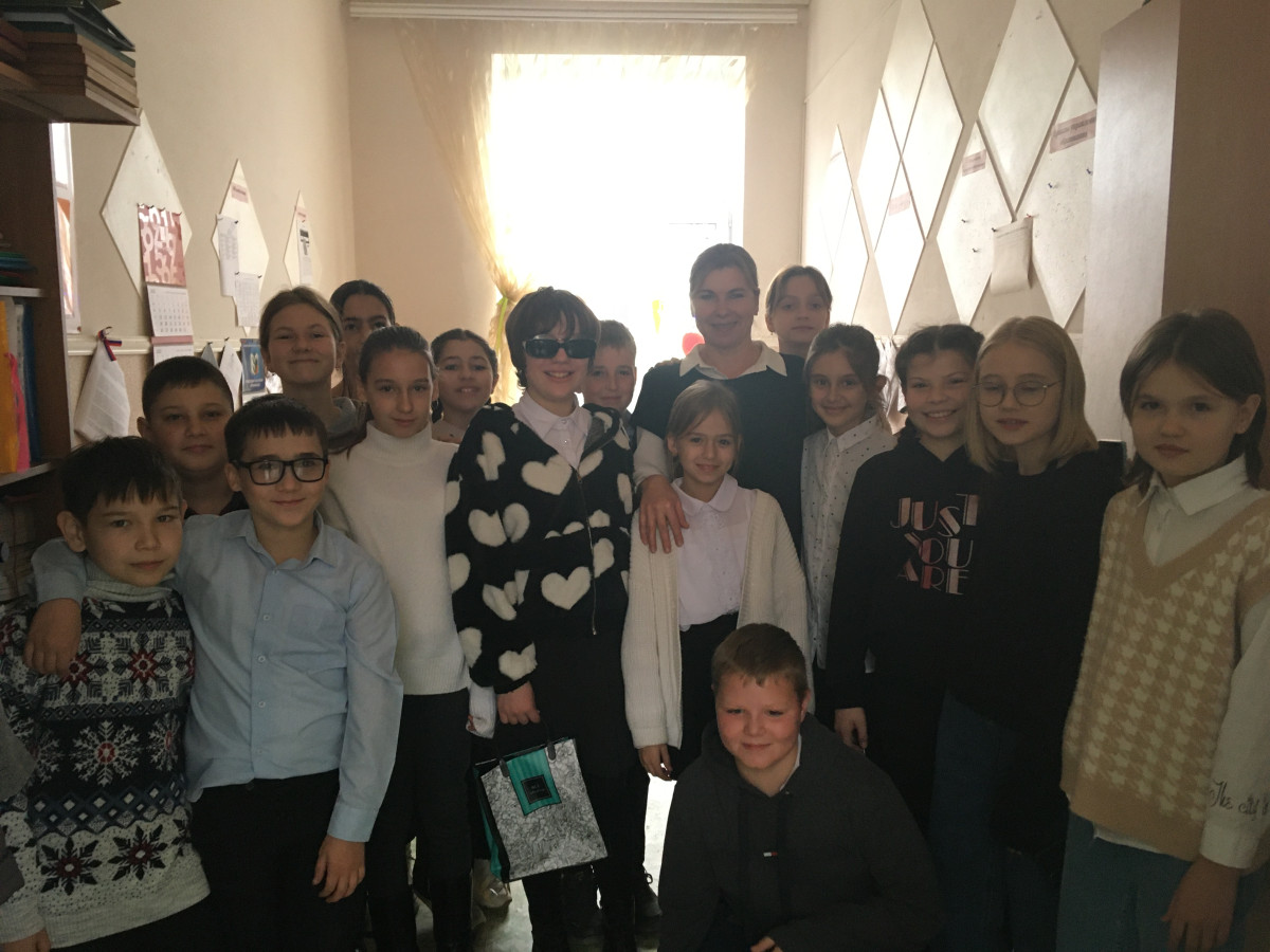 Постер к социальной практике: "Благодарность — высокое чувство. Она наполняет сердце, но не разрывает его, она греет душу, но не сжигает". Шарлотта Бронте
