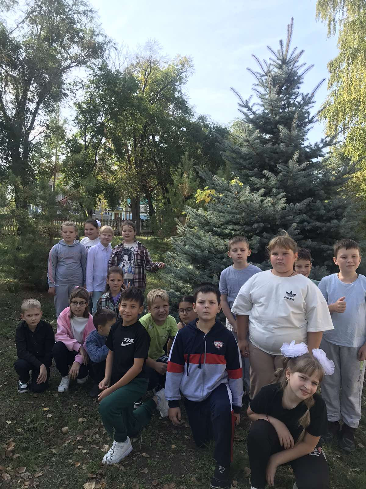 Постер к социальной практике: Относись к природе как к людям , а к людям как к природе.