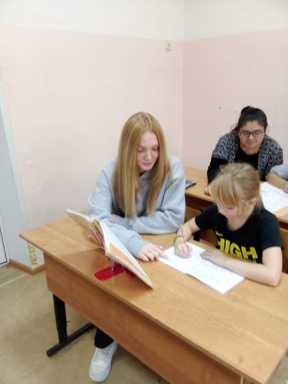 Постер к социальной практике: Помоги младшему!