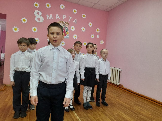 Постер к социальной практике: "Дарите женщинам цветы!"