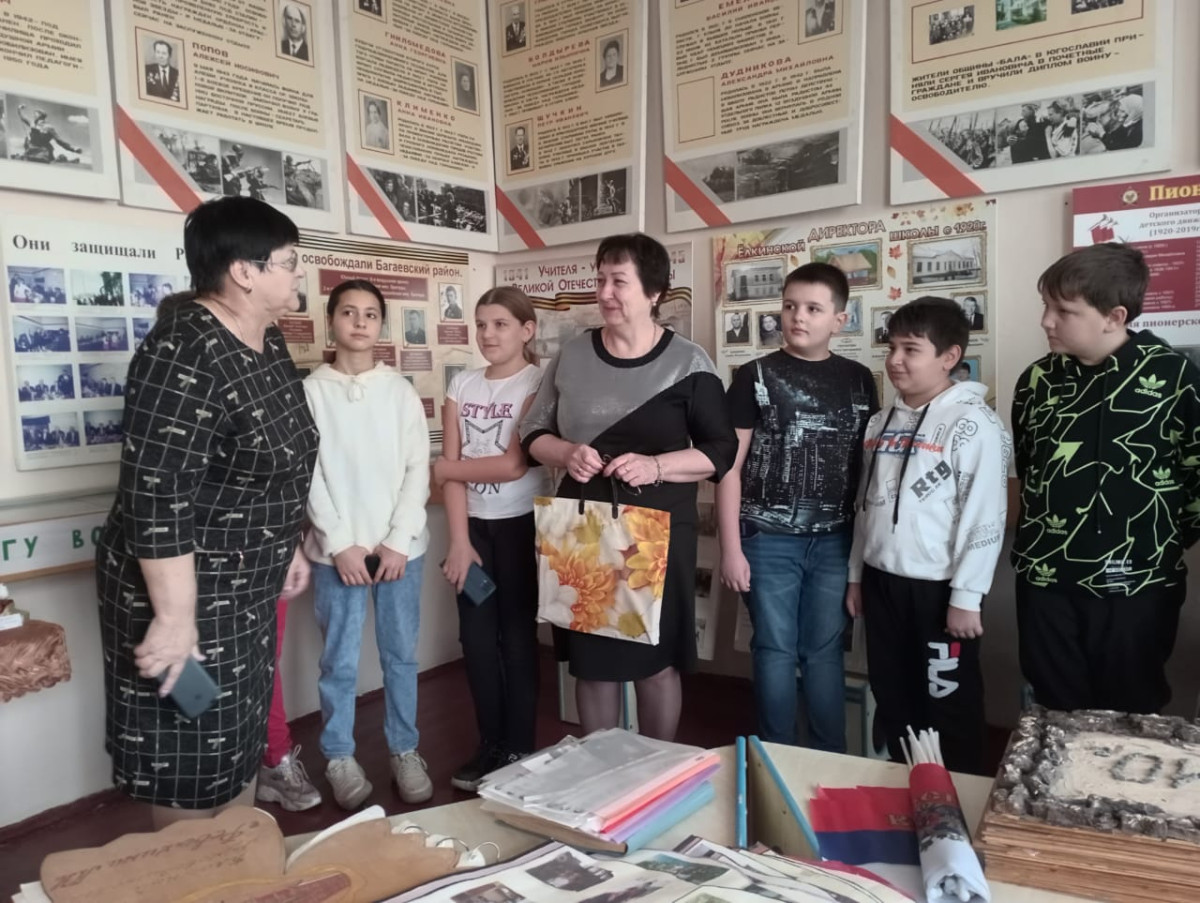 Постер к социальной практике: С Новым годом наш учитель.