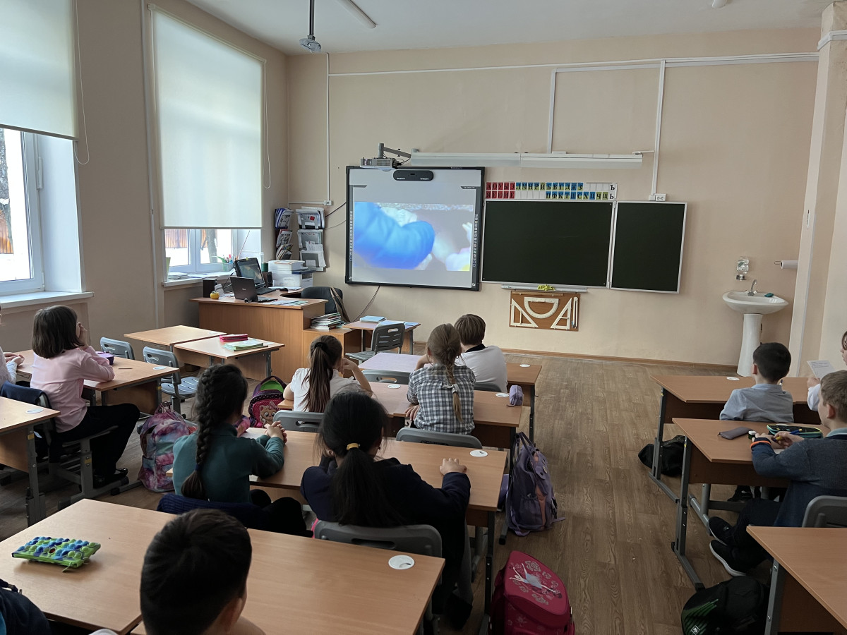 Постер к социальной практике: Величина человека определяется не толщиной кошелька, а полезными делами, которые он делает.