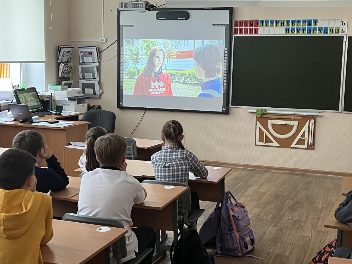 Постер к социальной практике: "Слышать" сердцем