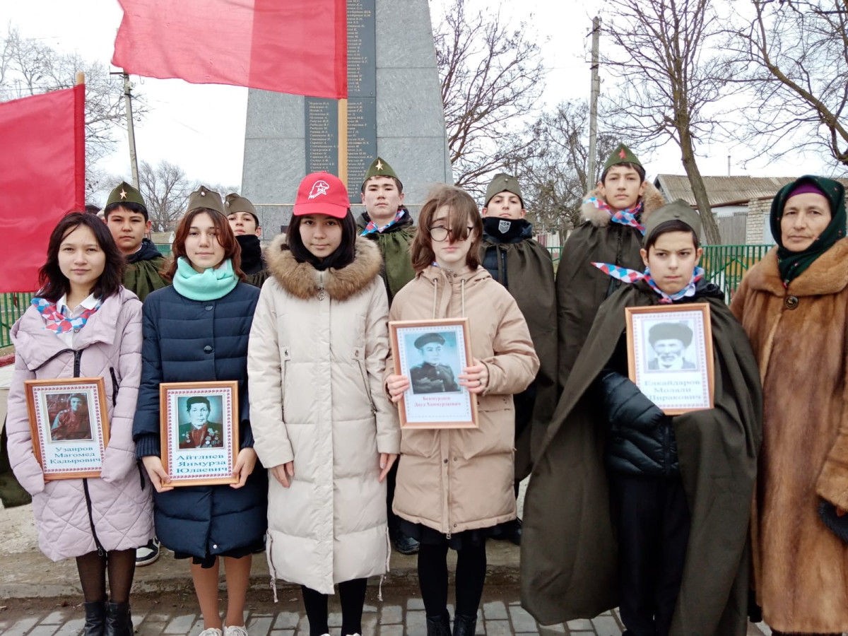 Постер к социальной практике: Возложение цветов к обелиску