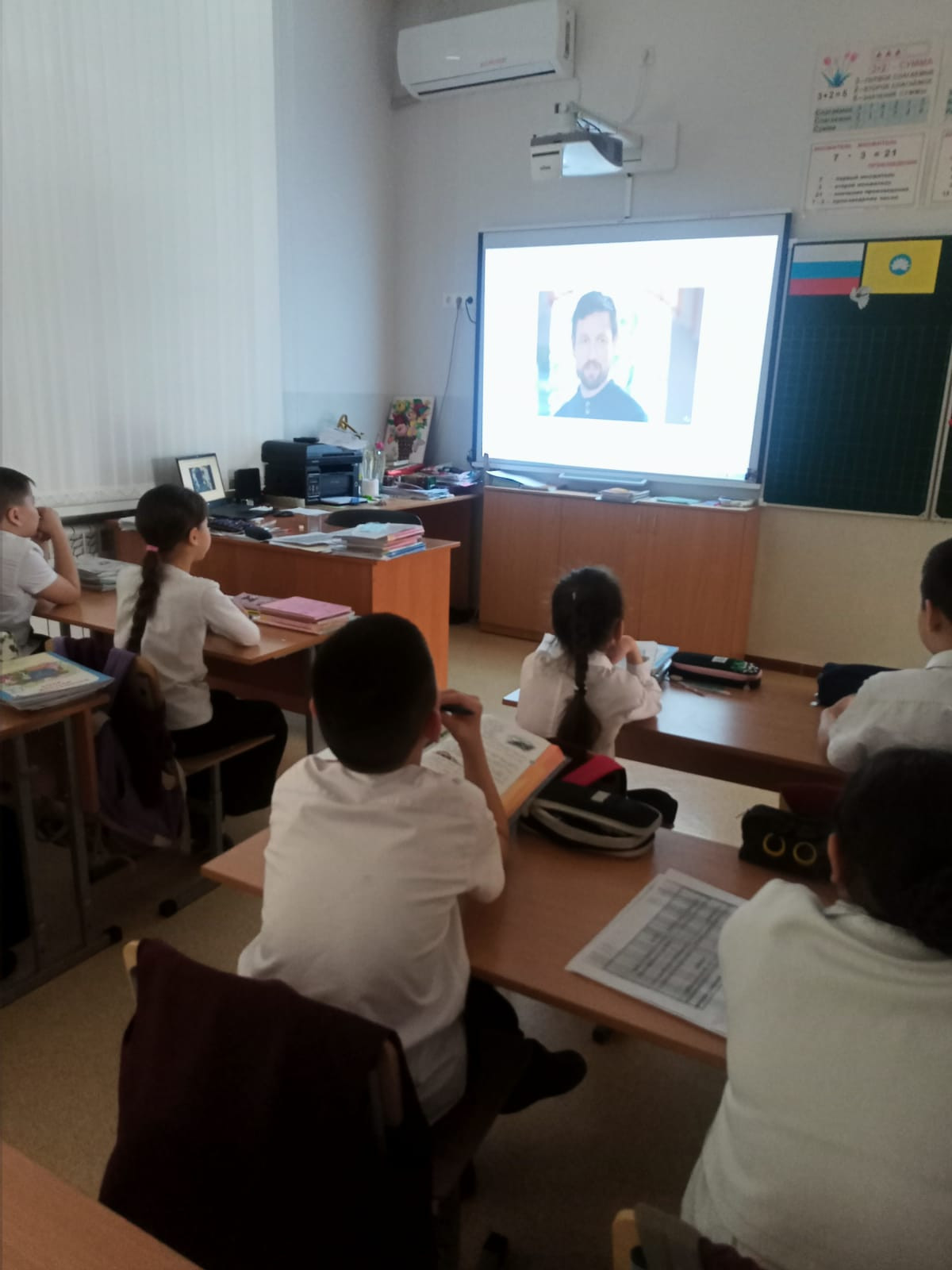 Постер к социальной практике: МБОУ " Средняя школа №18 им. Б.Б.Городовикова",  «8 марта», просмотр фильма