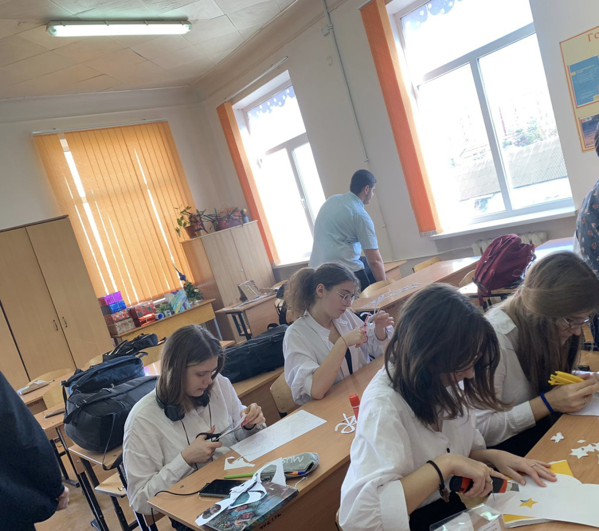 Постер к социальной практике: Подготовить украшения и украсить кабинет к новому году