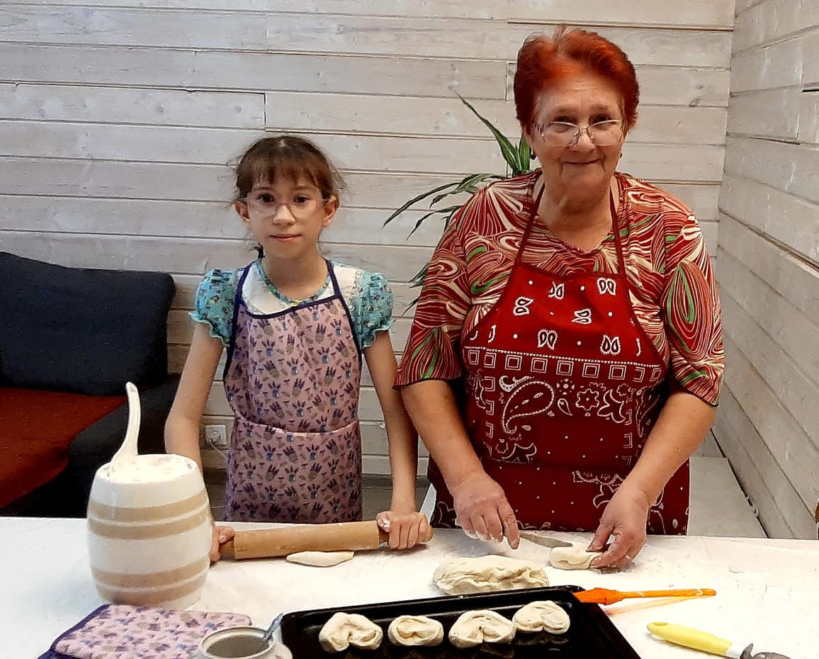 Постер к социальной практике: Помогаю  бабушке печь булочки