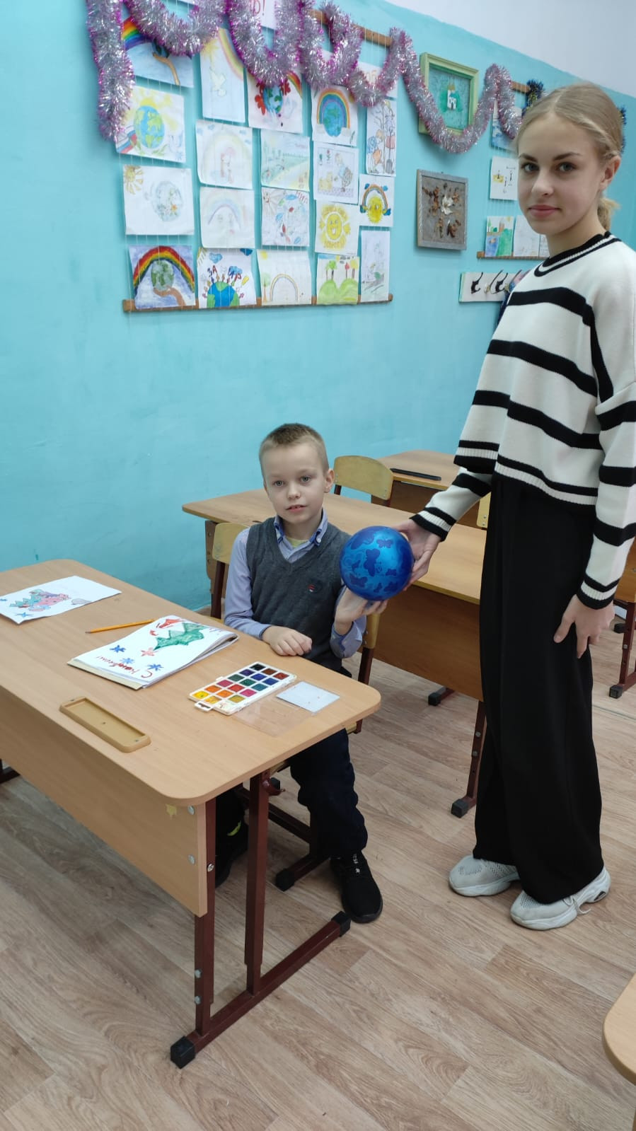 Постер к социальной практике: Новогодние подарки.