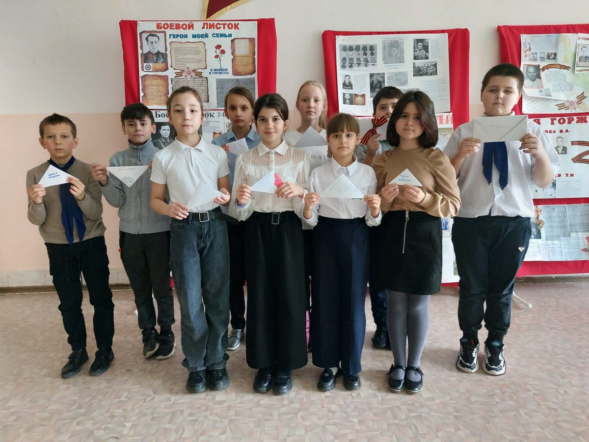 Постер к социальной практике: Пишем письма героям.