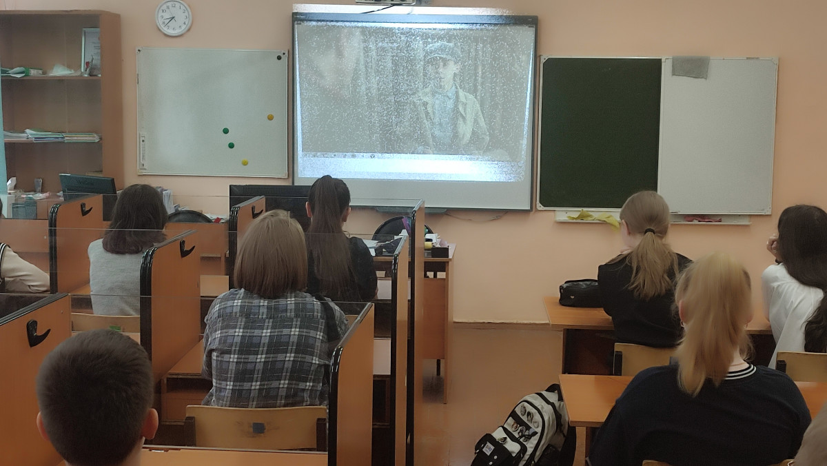 Постер к социальной практике: Герои прошлого и юные защитники Родины