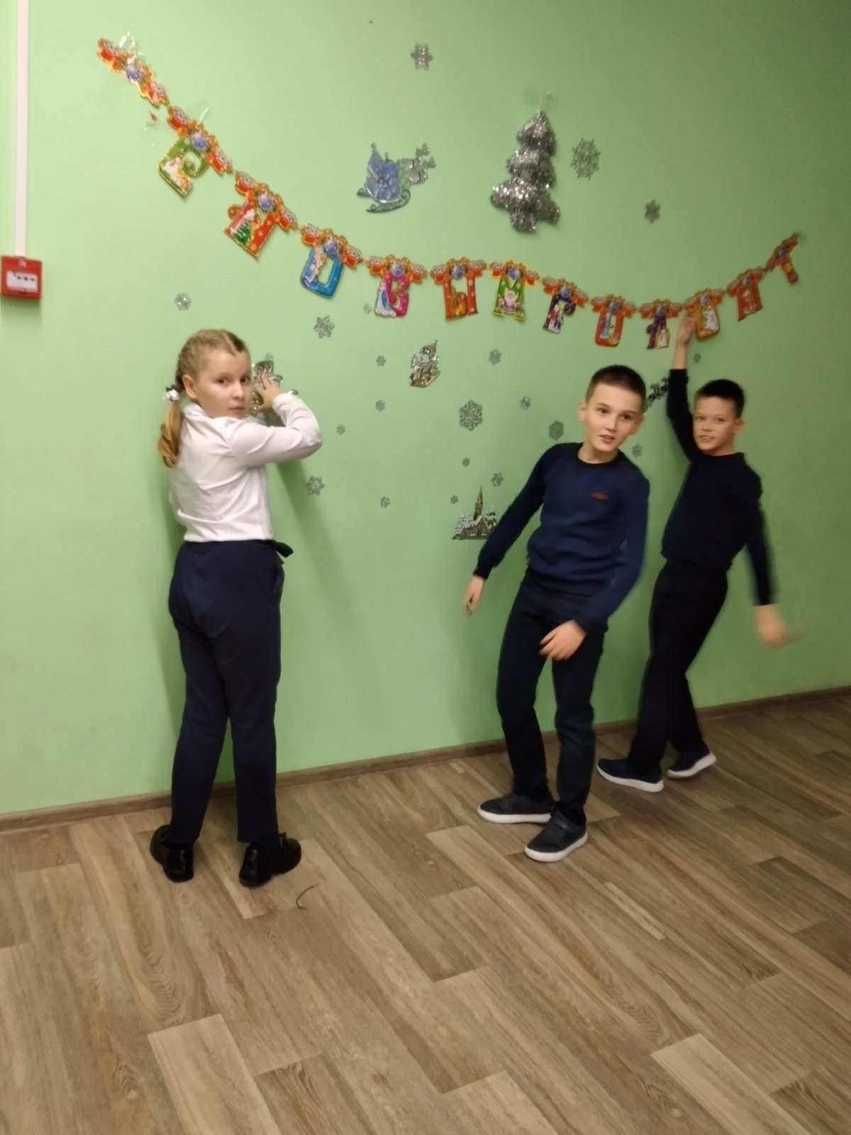 Постер к социальной практике: Создание фотозоны для обучающихся школы к Новому году.