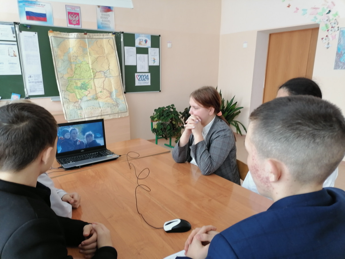 Постер к социальной практике: Счастья достигает тот, кто стремится сделать счастливыми других