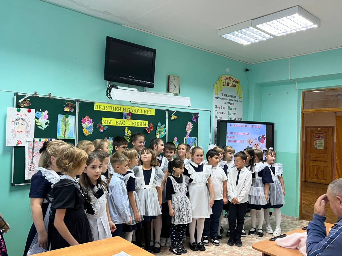Постер к социальной практике: "Для внуков дедушка - ум, а бабушка - душа"