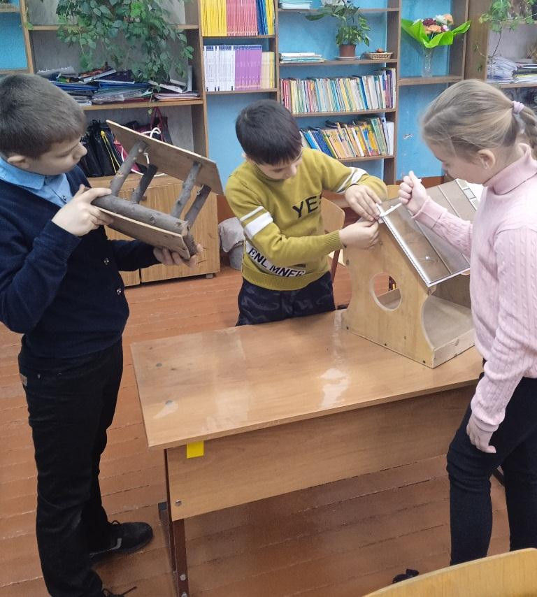 Постер к социальной практике: Помощь голодающим животным.