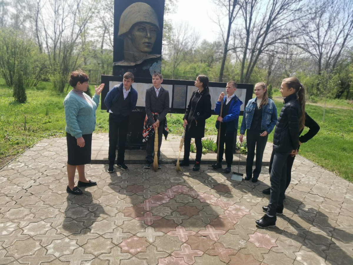 Постер к социальной практике: Городская акция "Памятники героям войны"