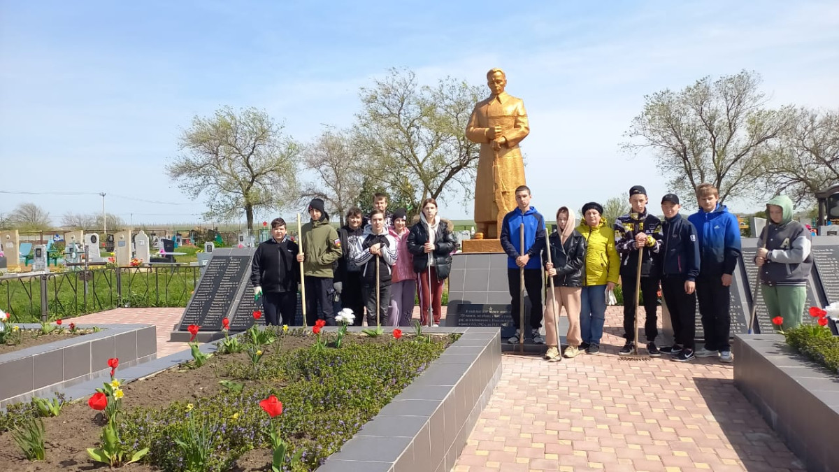Постер к социальной практике: Трудовой десант к братским могилам