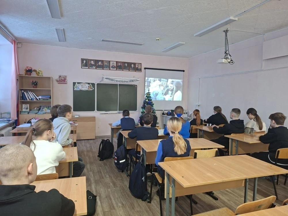 Постер к социальной практике: "Новогодняя сказка к нам стучится в дом"