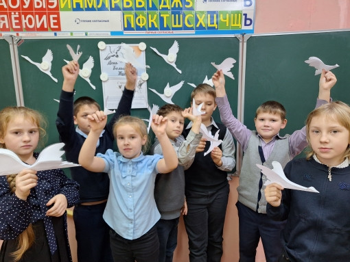 Постер к социальной практике: "Летят в бессмертье журавли"