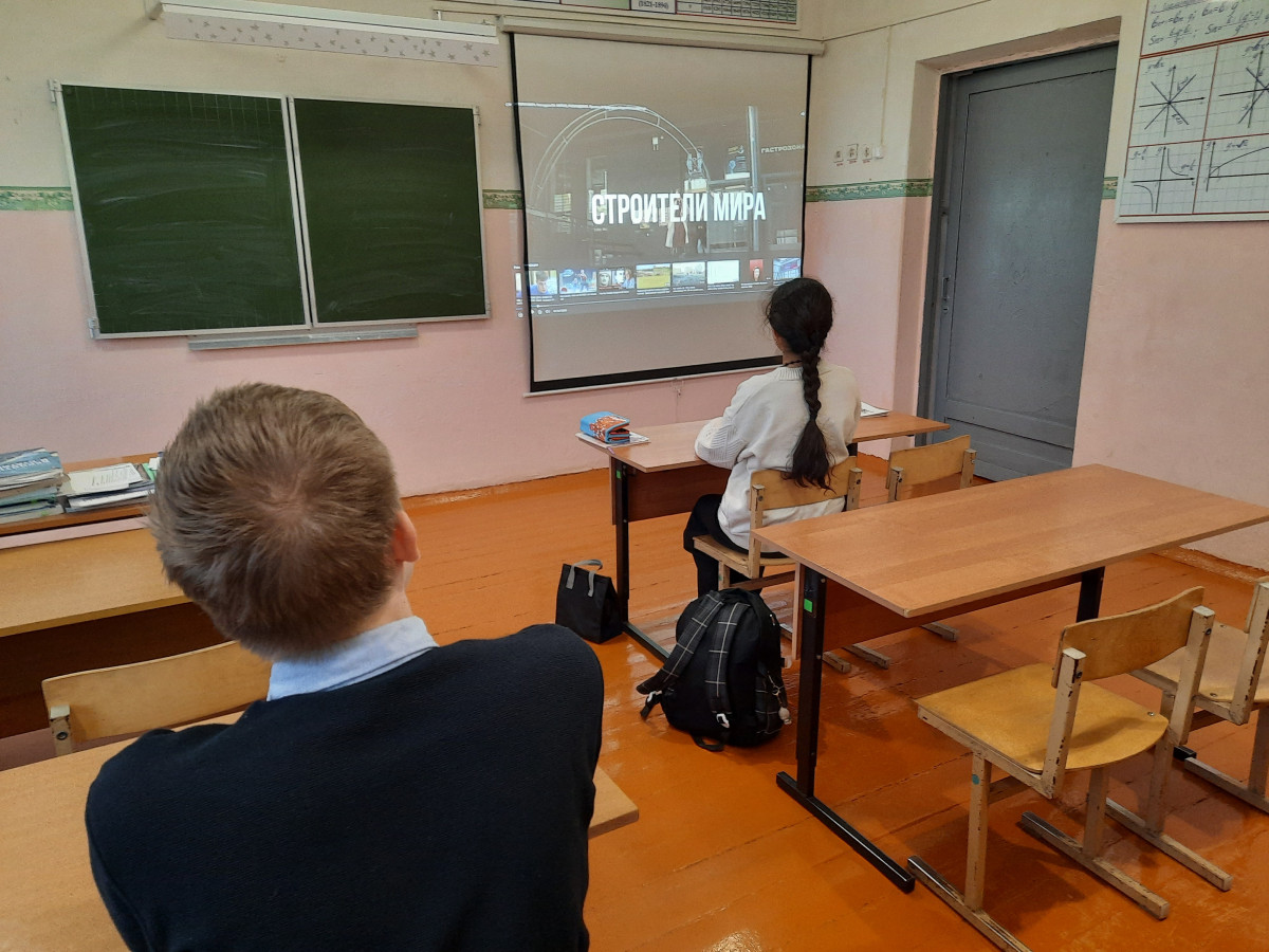 Постер к социальной практике: «Строители Мира»: от фильма — к делу