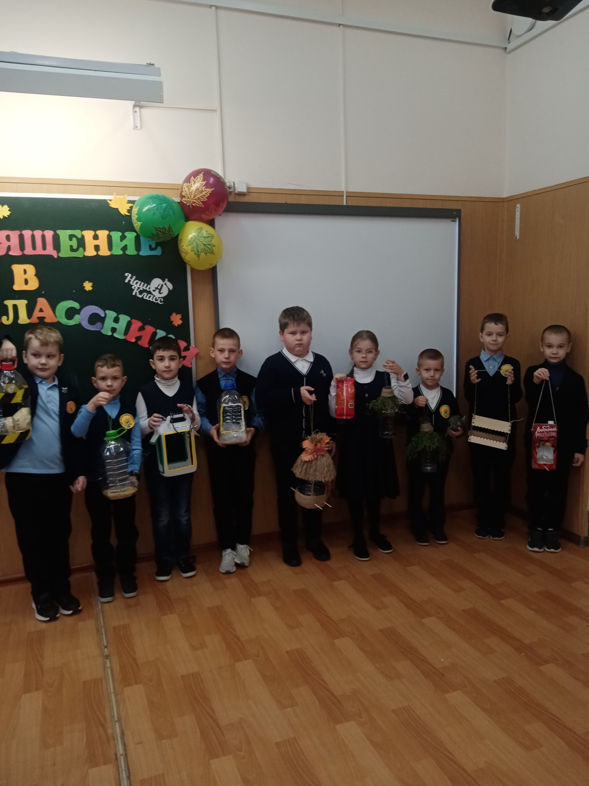 Постер к социальной практике: Кто друг другу помогает, тот врага одолевает!