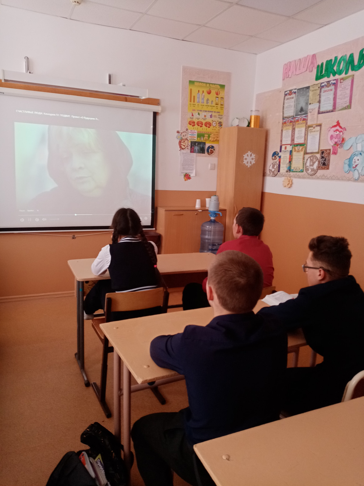 Постер к социальной практике: "счастье живет там, где можно делать что-то для других"