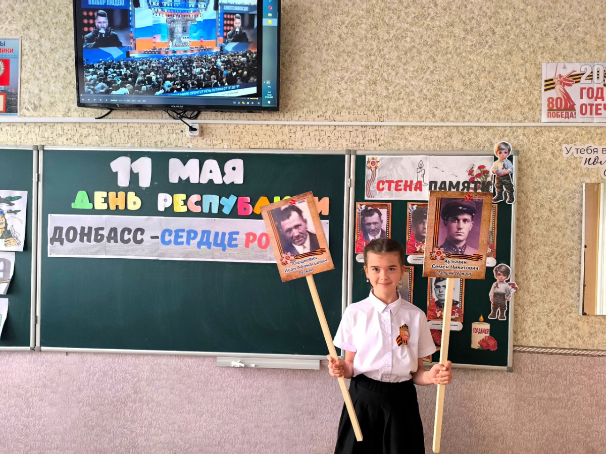 Постер к социальной практике: Чтим память героев. Оформление патриотического уголка в классе " Стена памяти"