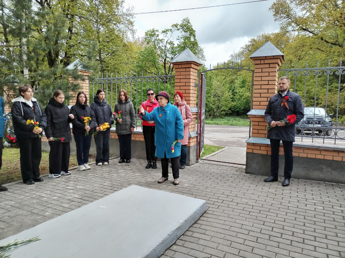 Постер к социальной практике: У братской могилы склоните головы...