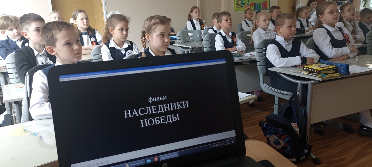 Постер к социальной практике: «Кто любит Родину и народ, тот настоящий патриот»