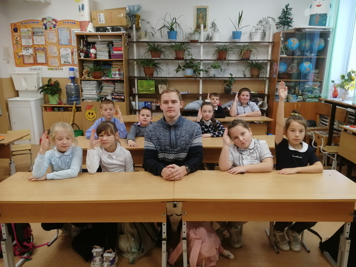 Постер к социальной практике: «Большие возможности помочь другим выпадают редко, но маленькие окружают нас каждый день»
