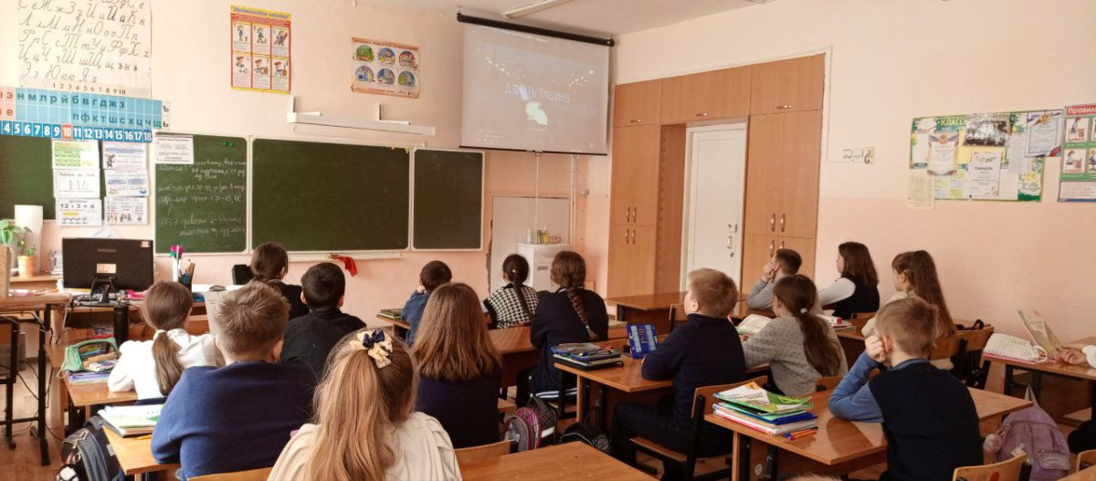 Постер к социальной практике: Самое главное — оставаться человеком.