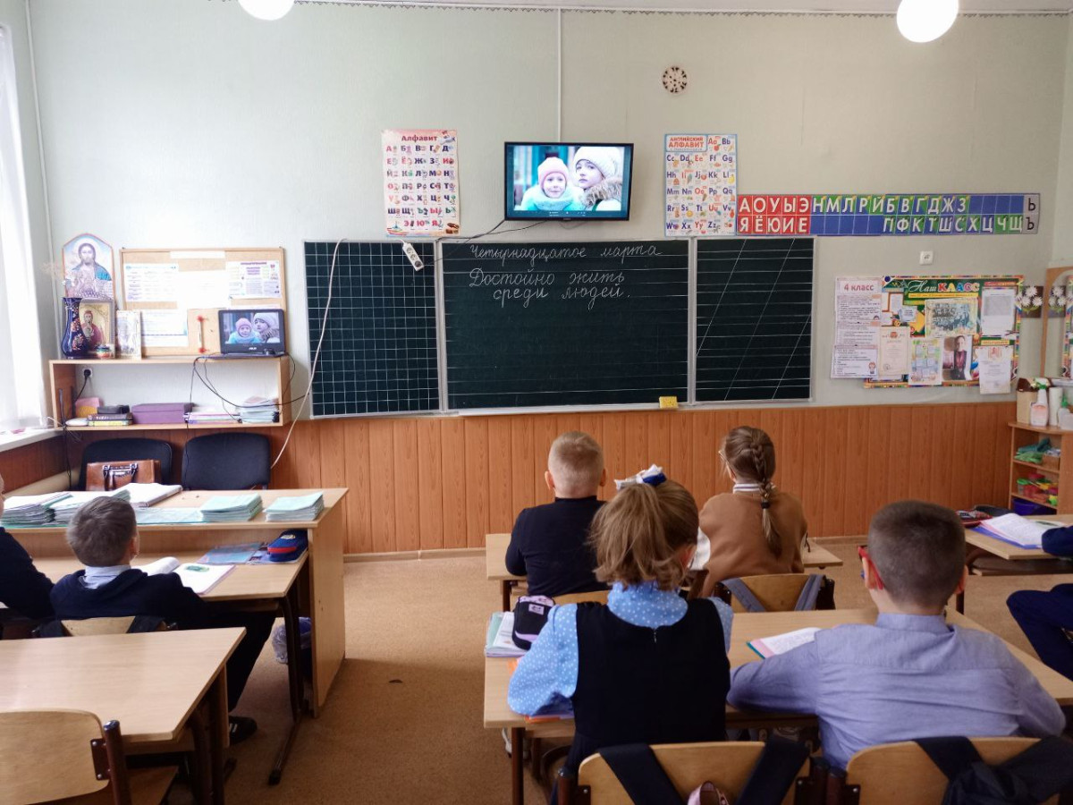 Постер к социальной практике: Достойно жить среди людей