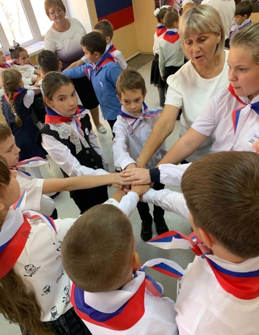Постер к социальной практике: Помощь от старших товарищей