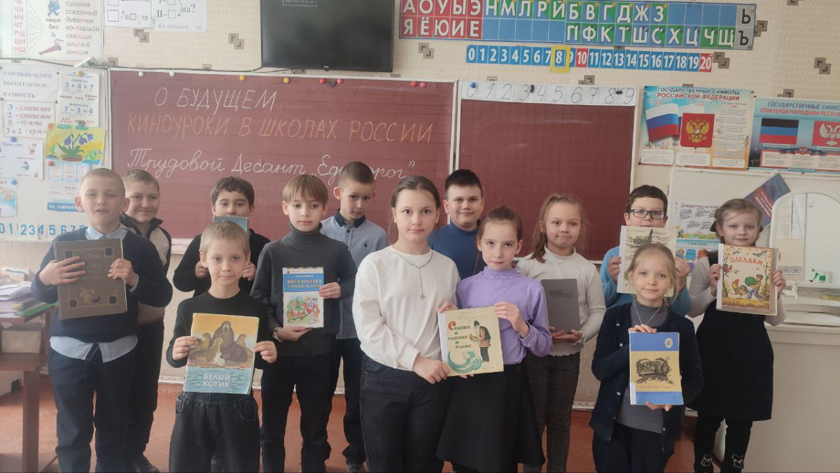 Постер к социальной практике: Хлеб питает тело, а книга питает разум.