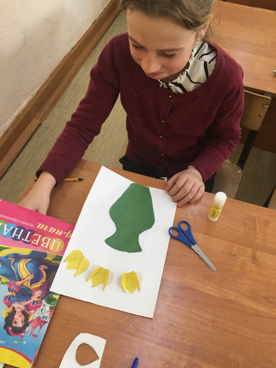 Постер к социальной практике: Две девушки и скейтбордисты