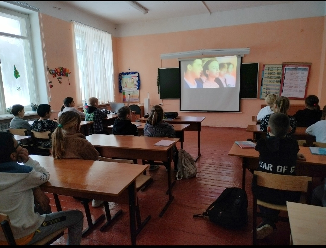 Постер к социальной практике: Мир всегда выглядит чуточку светлее, если мы делаем что-то друг для друга, а не для себя.