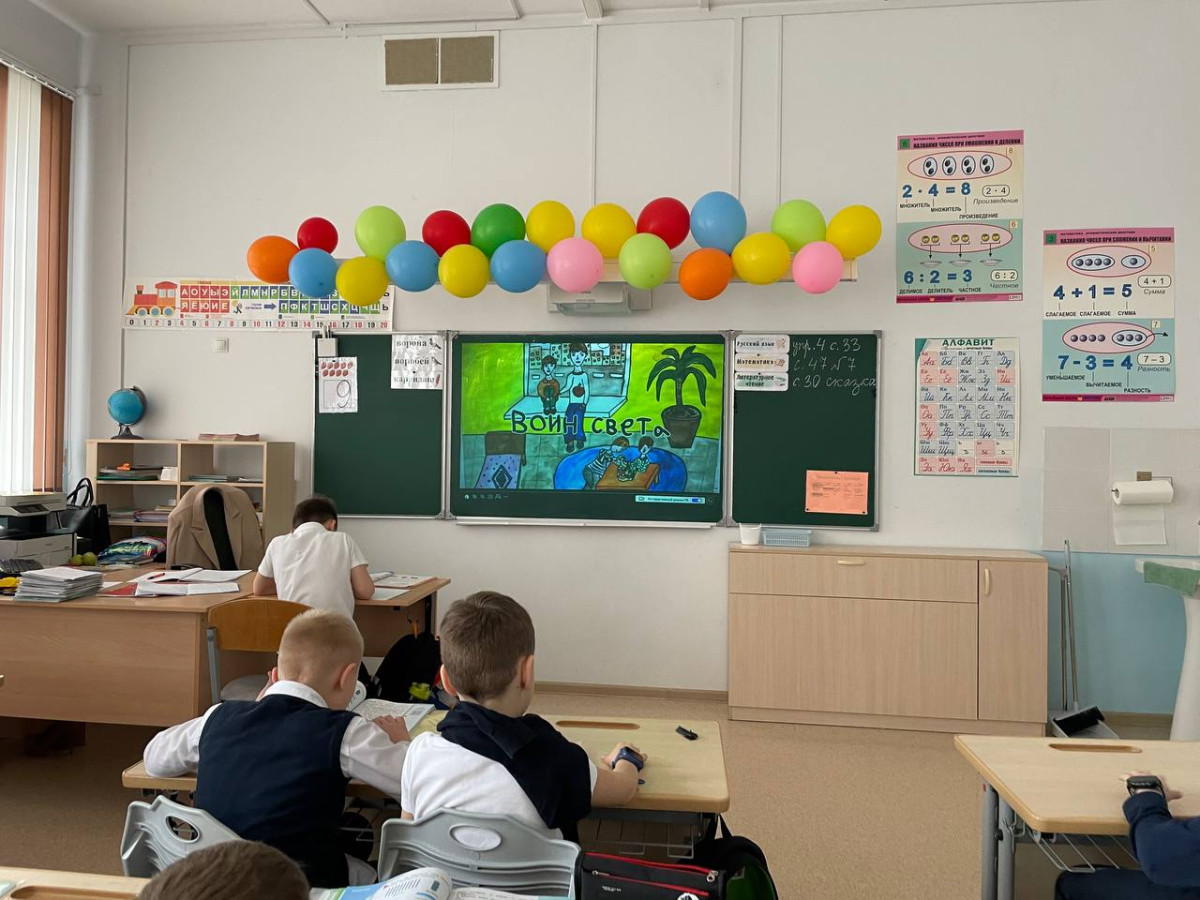 Постер к социальной практике: Кто друг другу помогает, тот врага одолевает