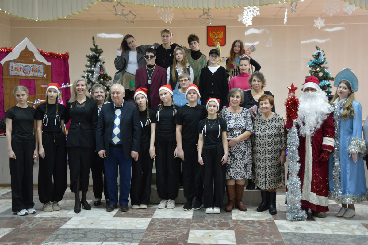 Постер к социальной практике: Новогодний квартирник для ветеранов труда «В гостях у сказки»