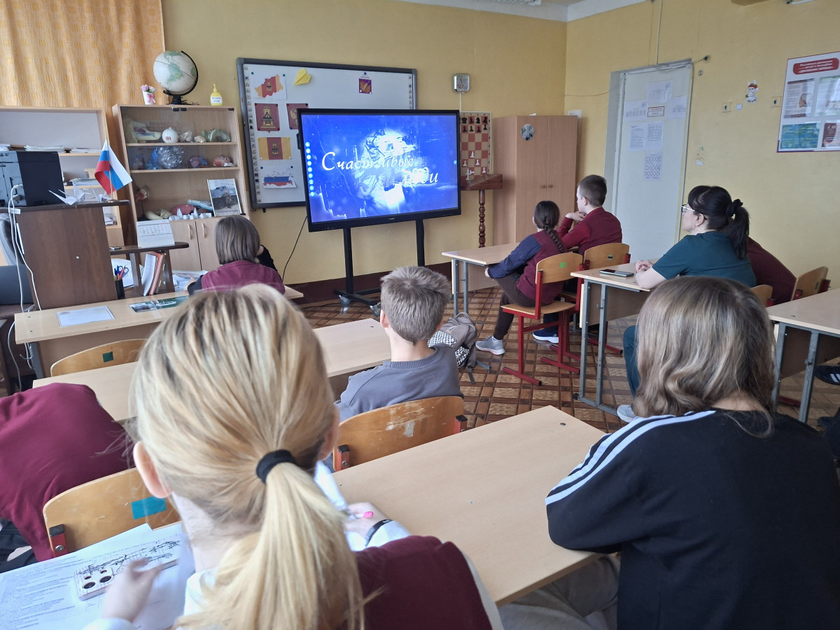 Постер к социальной практике: От кинопоказа — к реальным делам!